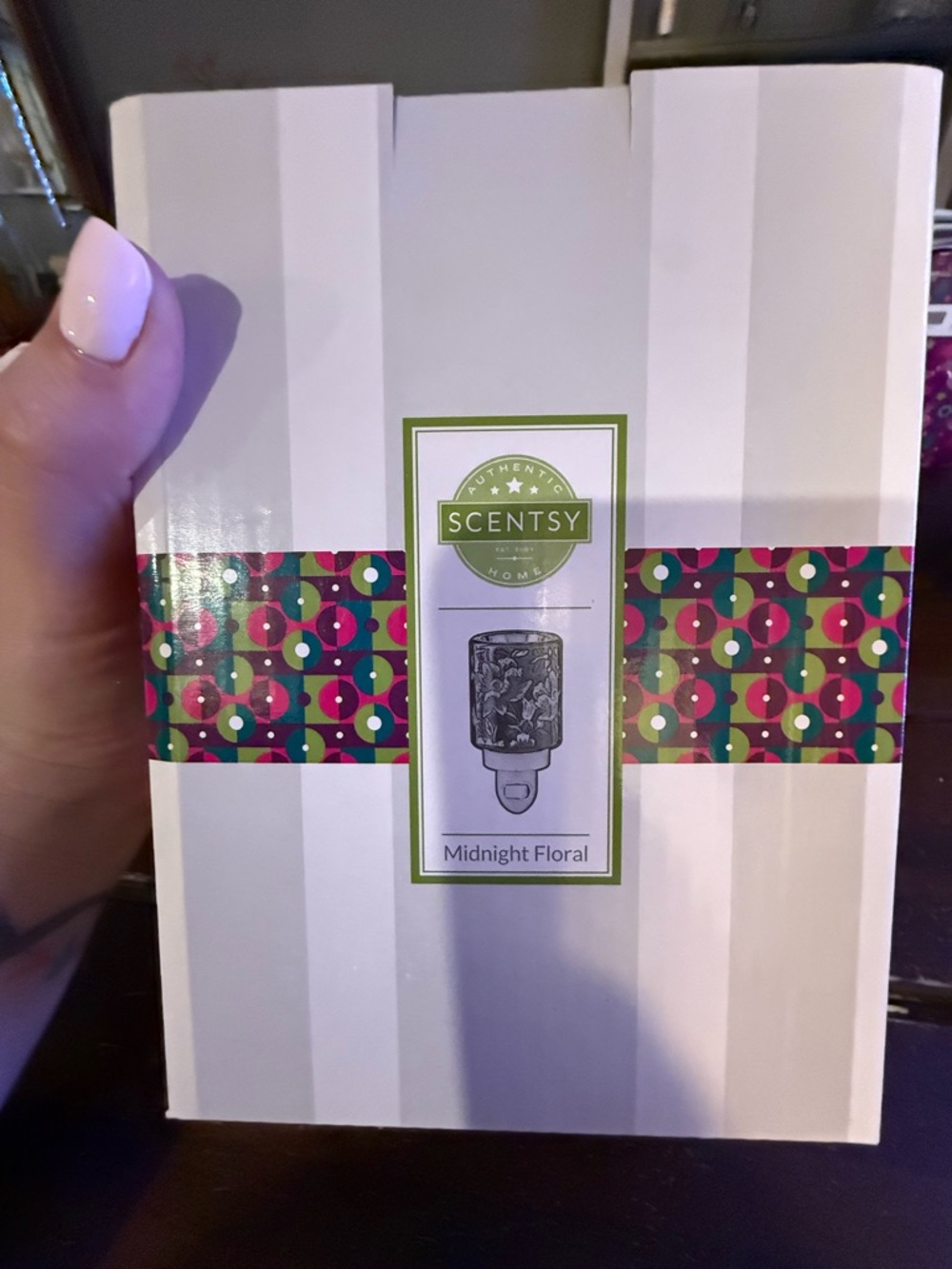 Scentsy Midnight Floral White Plug-In Warmer with Multicolor Band